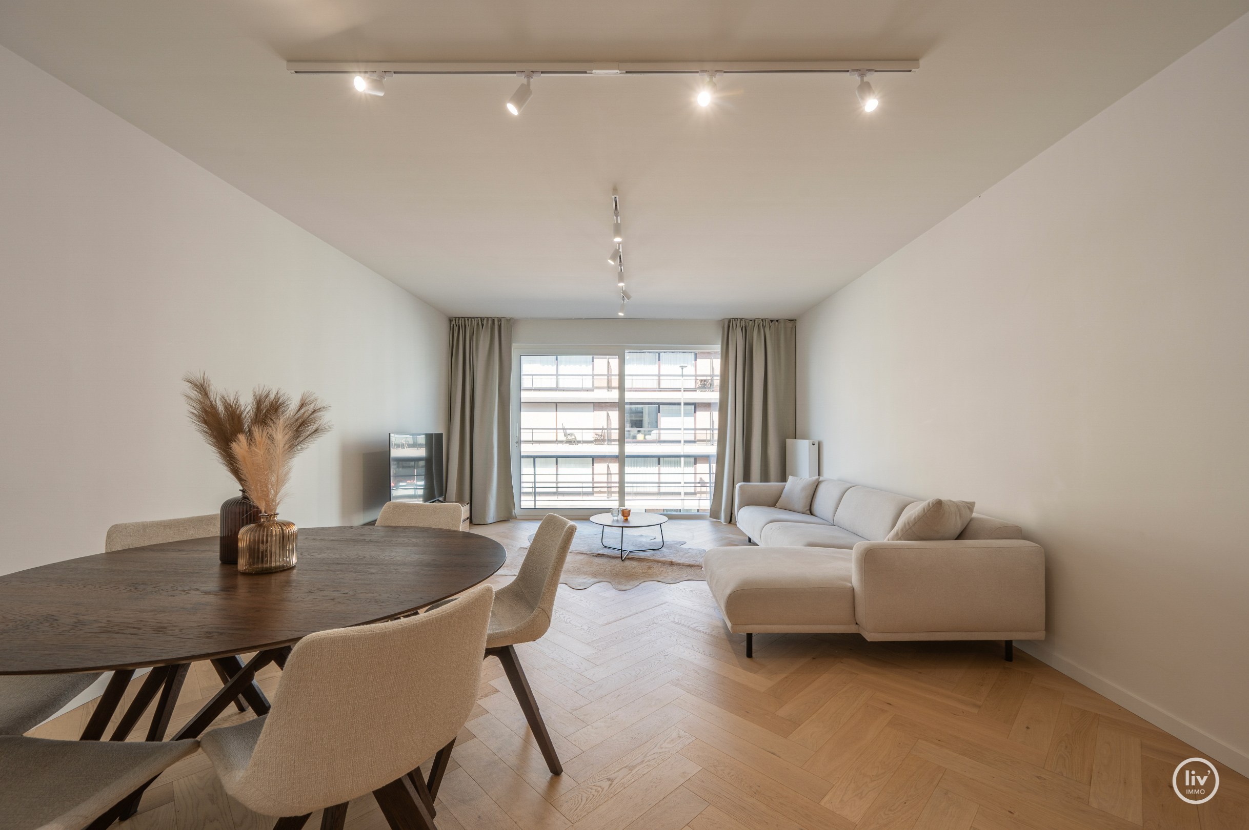 Schitterend gerenoveerd appartement, rustig gelegen, nabij de Lippenslaan en vlakbij de zee te Knokke. 