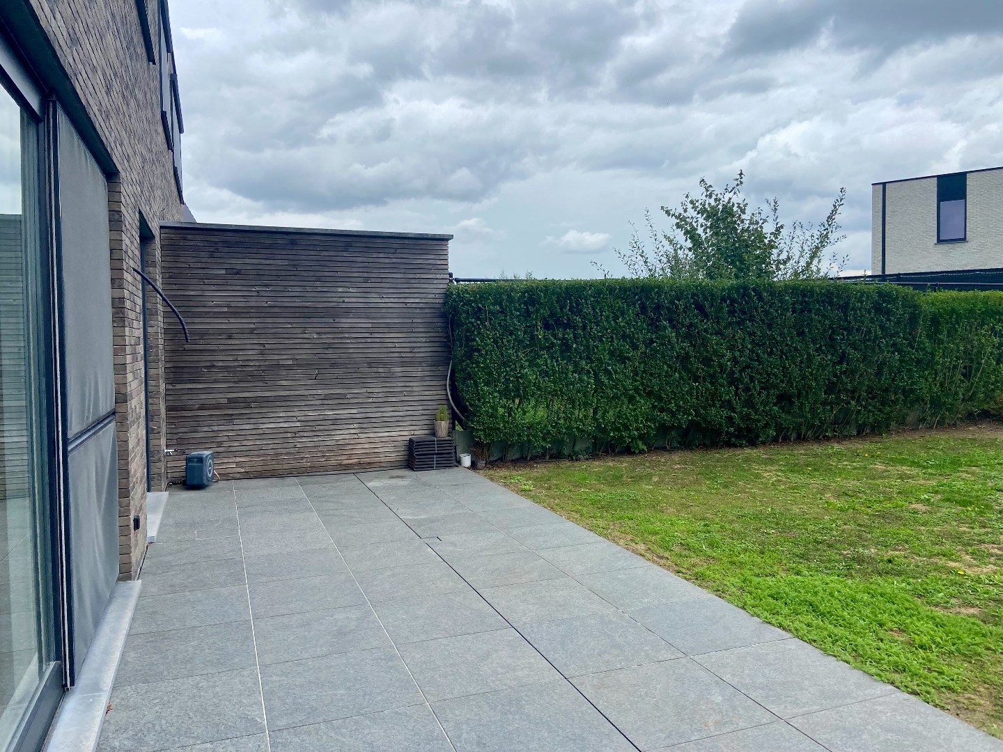 Ruime en recente halfopen bebouwing met 3 slaapkamers, carport en ruime tuin 