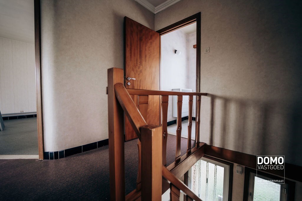 Ruime boerderij met stallingen en een prachtig groen uitzicht. 