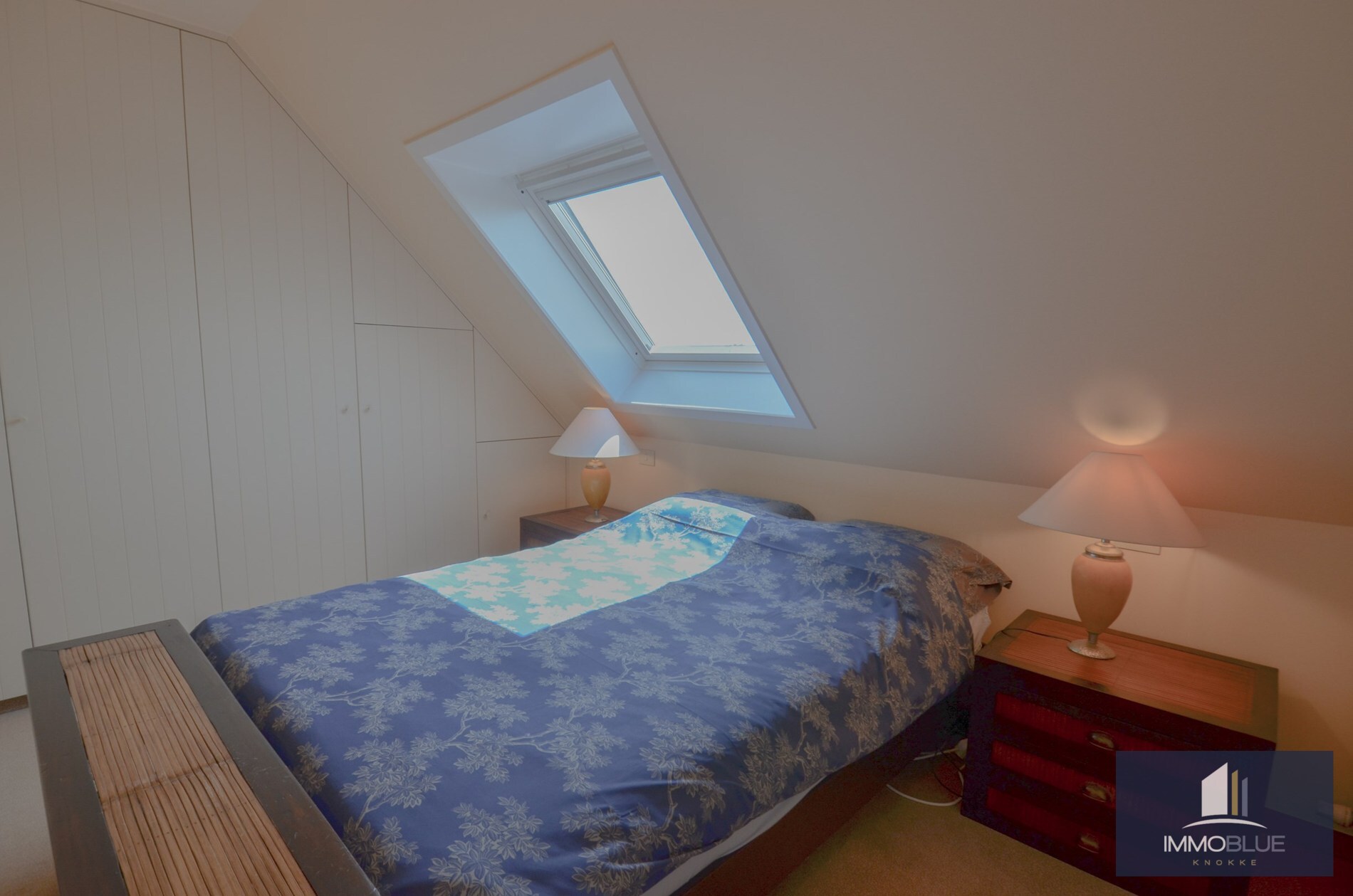 Appartement duplex élégant avec terrasses ensoleillées et vue dégagée sur les villas du Zoute. 