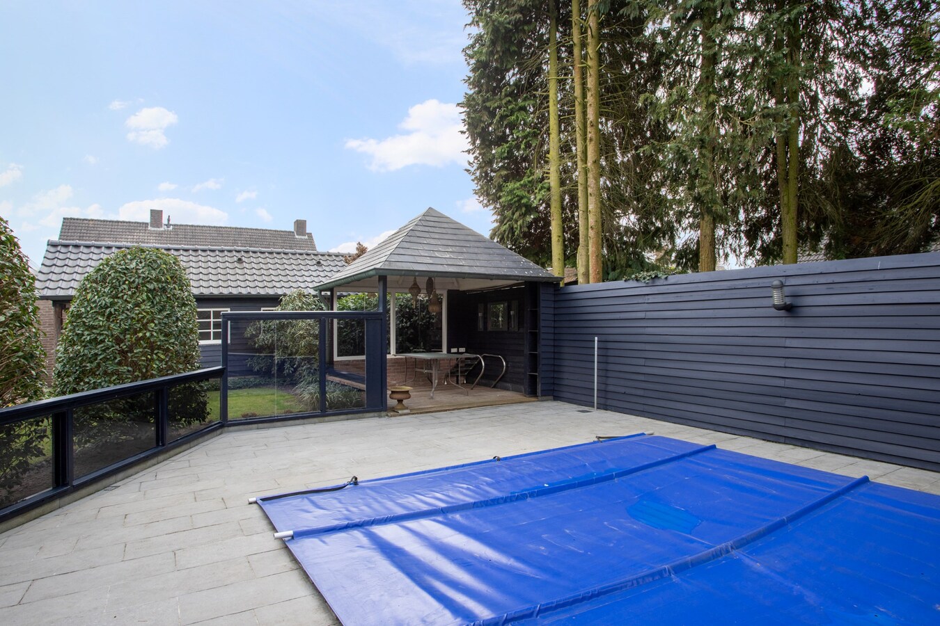 Vrijstaande woning, type landhuis met garage, carport, zwembad en 731 m2 grond. 