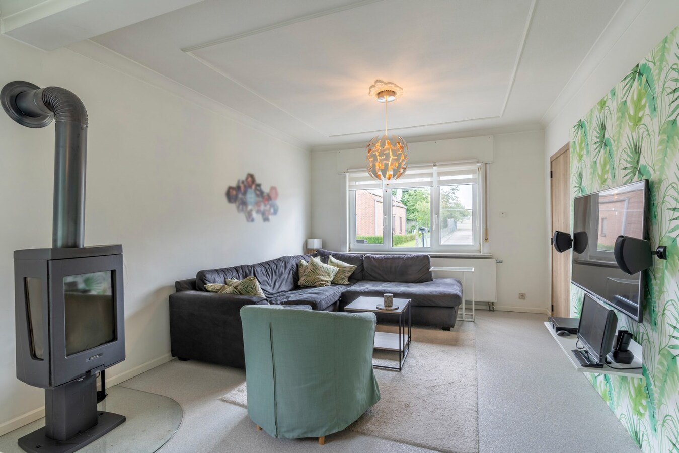 Ruime woning met 4 slaapkamers op een zeer ruim perceel. 