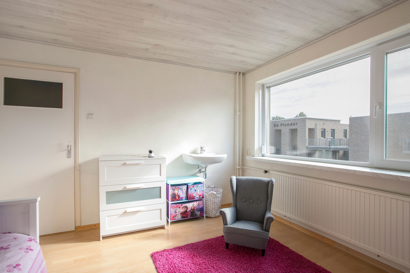 Eindwoning met berging, overkapping, ondergrond, erf, tuin- en verdere aanhorigheden. 