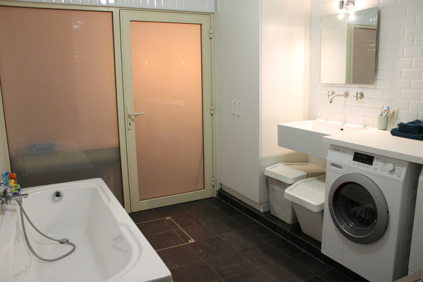 Ruime hedendaagse gezinswoning met 4 slaapkamers op gunstige ligging! 