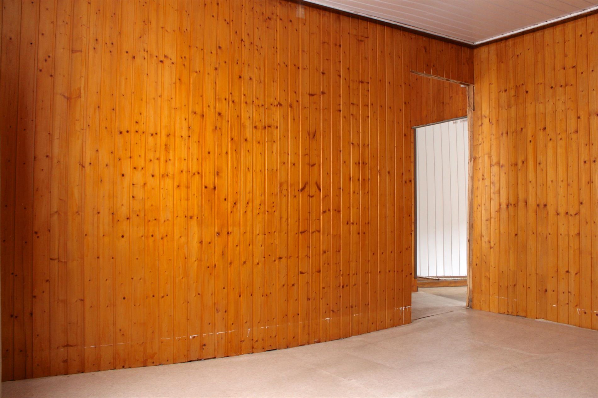 Te renoveren rijwoning met zonnige tuin 