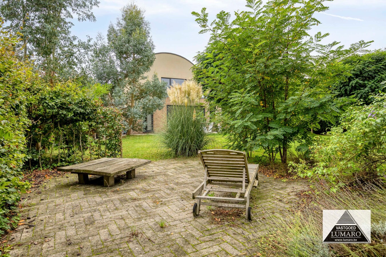 Villa onder moderne architectuur, residentiële bosomgeving. 3 slaapkamers, hobbyruimten 
