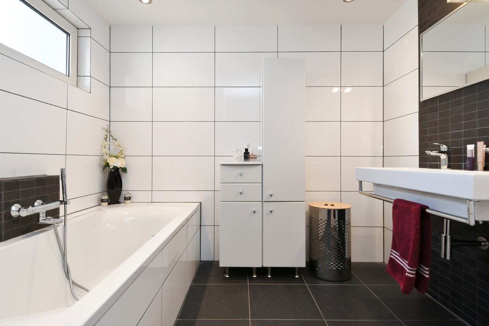 Verrassend ruim geschakeld/vrijstaand woonhuis met vier slaapkamers, inpandige garage en tuin met volop privacy in hartje Koningslust 