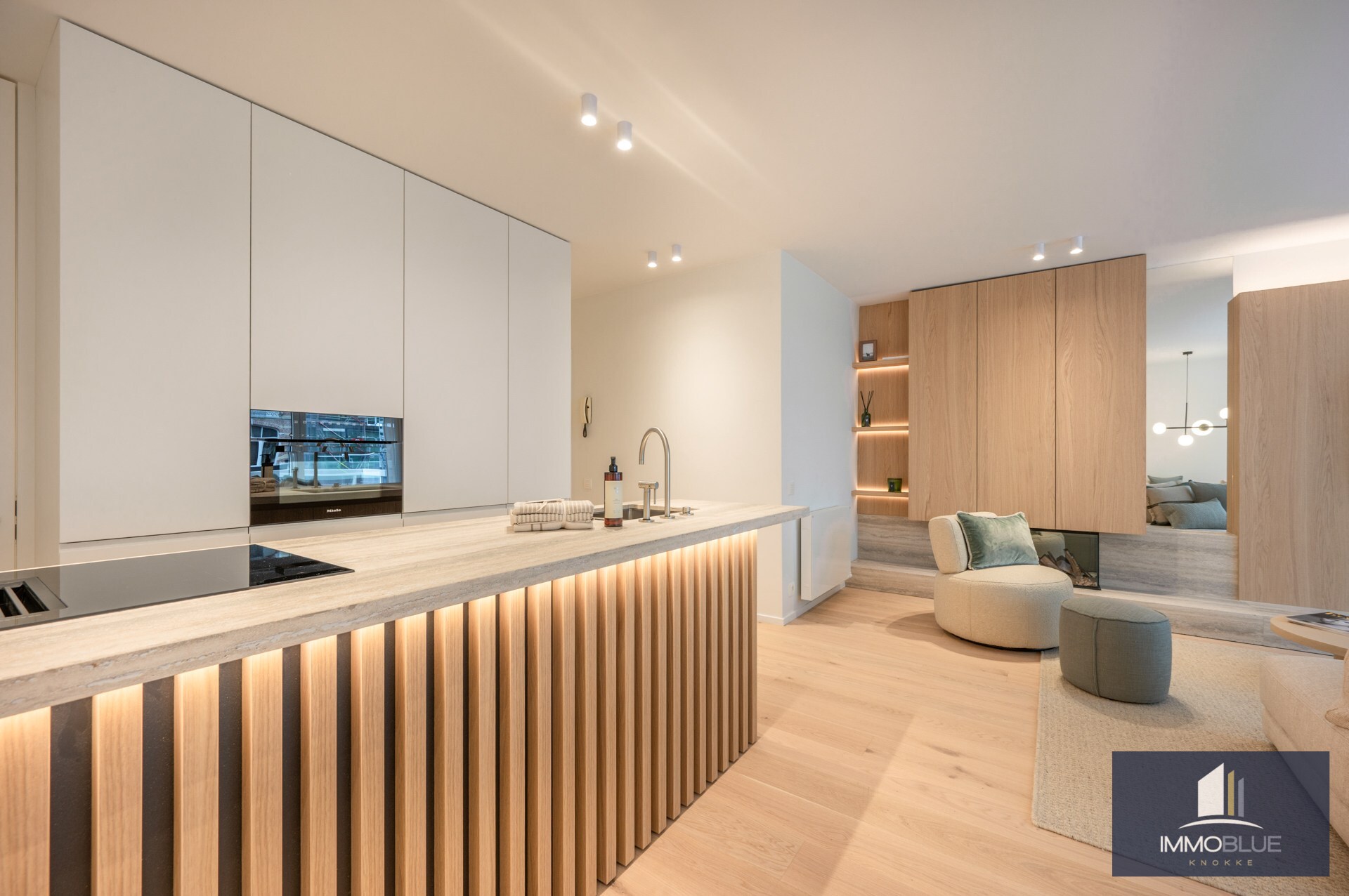 Appartement lumineux, entièrement rénové, avec trois chambres et une largeur de façade d’environ 5,5 mètres, idéalement situé à proximité de l’avenue Dumortier. 
