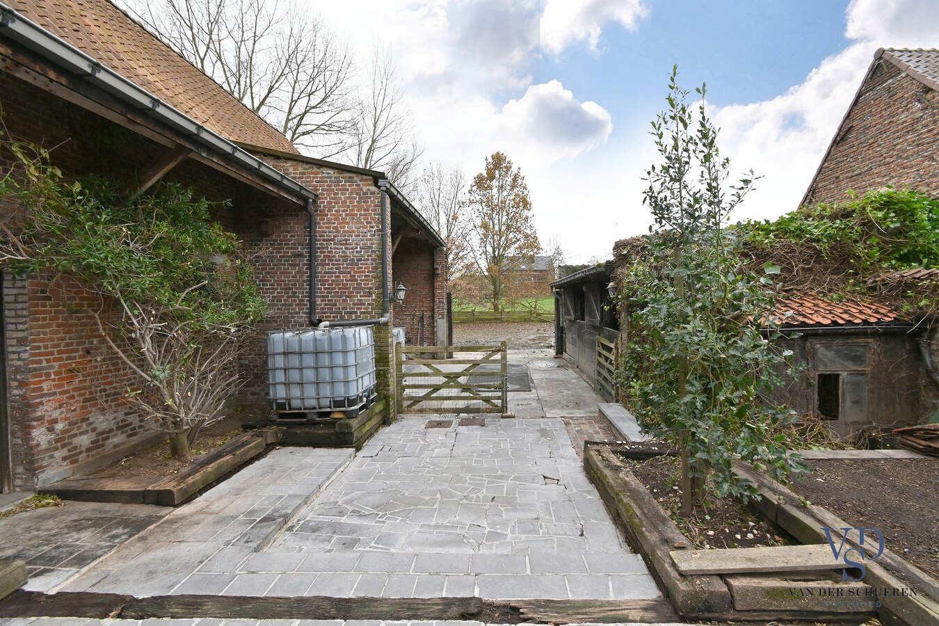 Charmante hoeve met stallen 