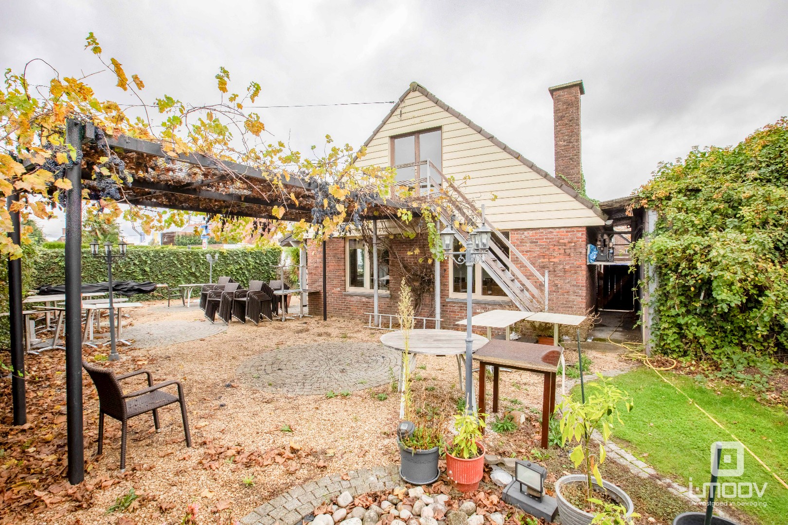 Te koop- Gebruiksklaar restaurant met terras en appartement in hartje Hijfte (Lochristi) 