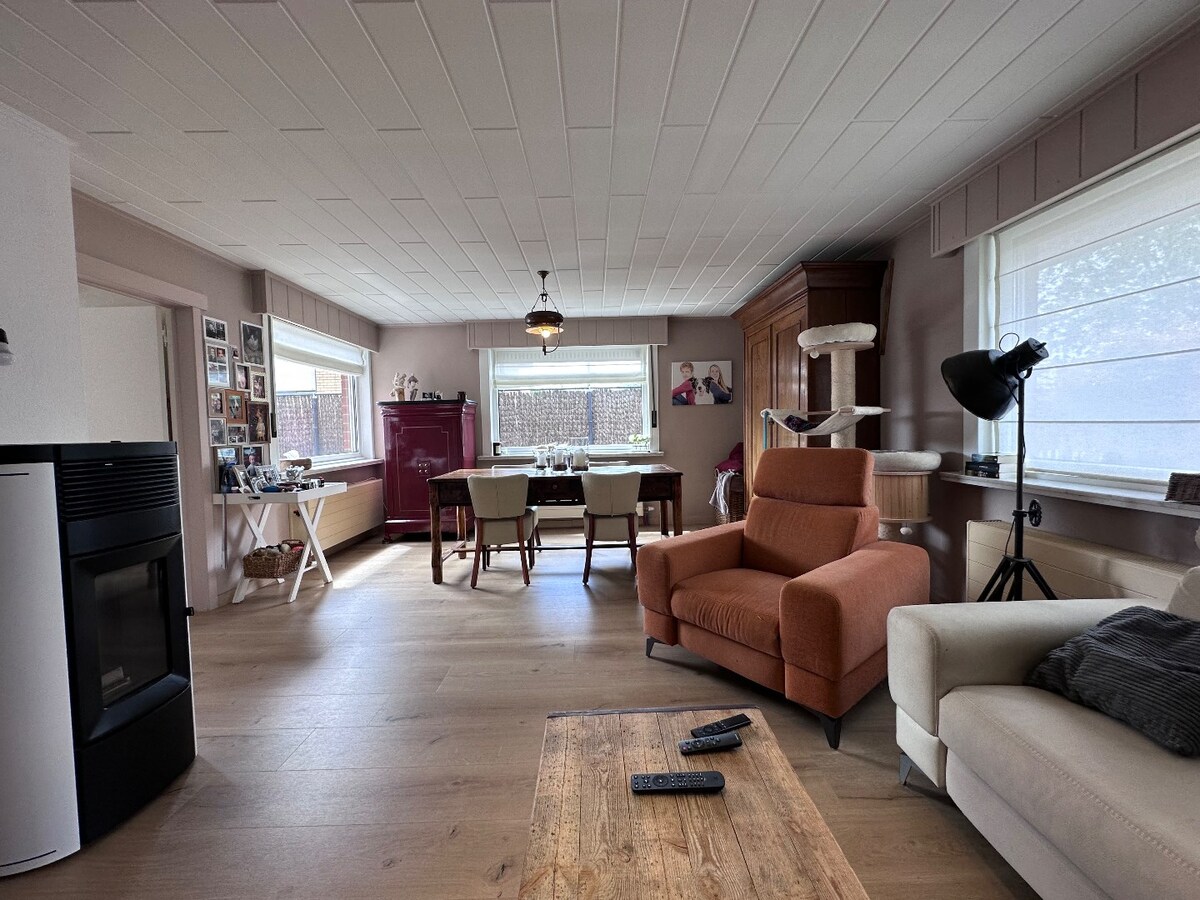 Instapklare alleenstaande woning met 4 slaapkamers en kleine atelier te Gistel 
