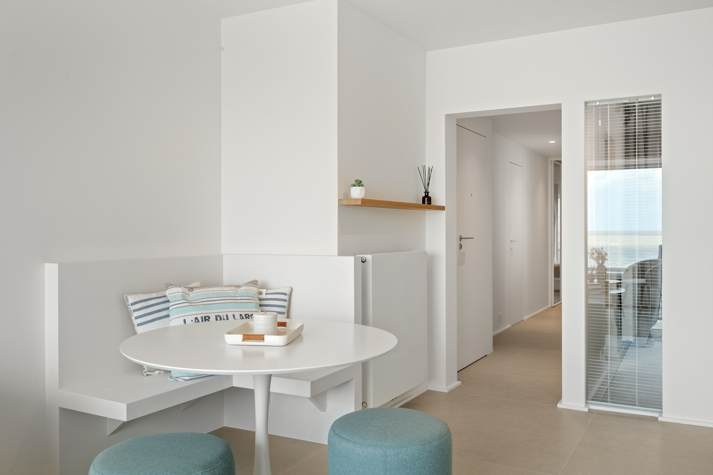 Appartement de vacances confortable et magnifiquement rénové avec vue frontale sur la mer, situé près de la place Rubens. 