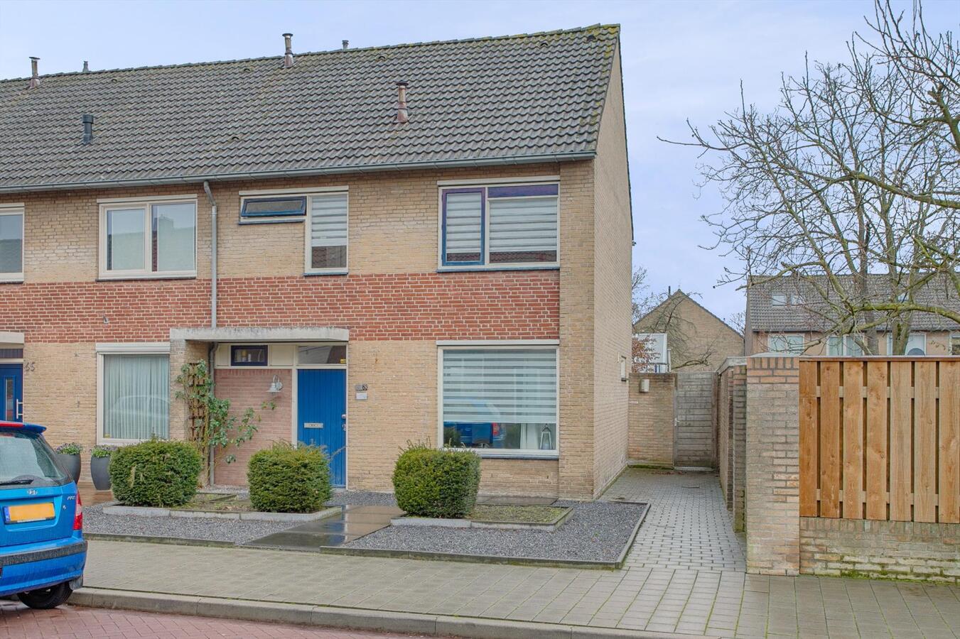Halfvrijstaande woning met berging en vrije achterom gelegen in een rustige wijk in Bladel. 