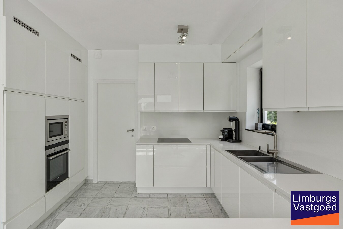 Moderne architectenwoning met mooie tuin en zwembad, 5 slaapkamers in Hasselt, OB op 8a12ca in doodlopende straat 