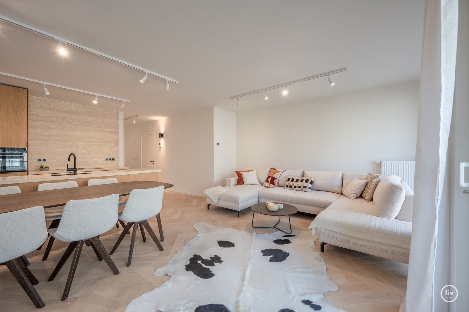 Gerenoveerd appartement met 2 volwaardige slaapkamers vlakbij het Vanbunnenplein te Knokke (mog. tot het huren van een inpandige garage) 