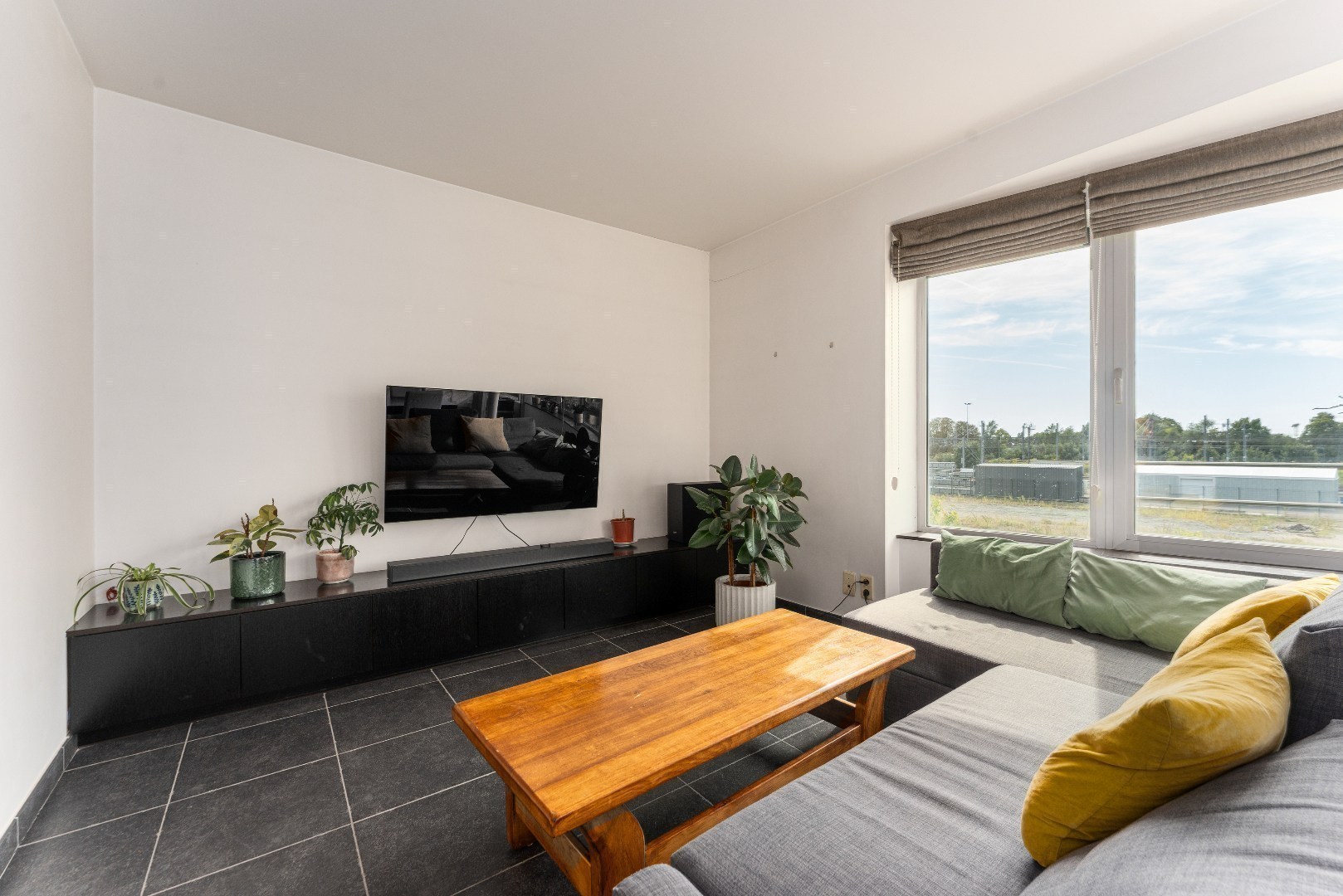 Ruim en licht 2 slaapkamerappartement nabij St-Pietersstation. 