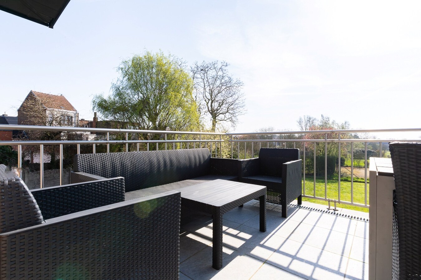 3 façades érigée sur 875m² avec terrain à bâtir, parking privé, double garage. 