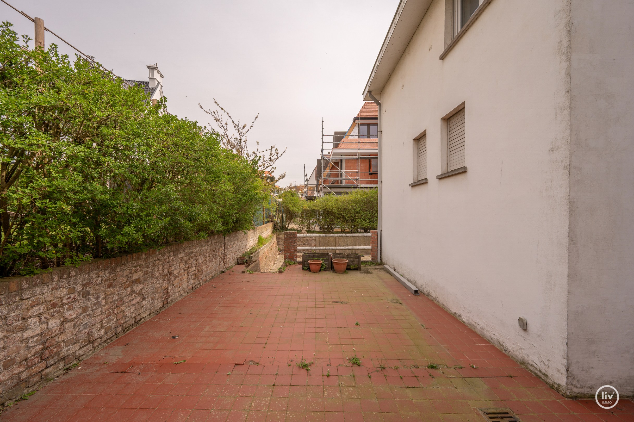 Charmante villa jumelée à rénover dans un emplacement de premier choix à Knokke, le long de la prestigieuse avenue Elisabeth et à distance de marche de la plage et du casino (avec garage intégré). 