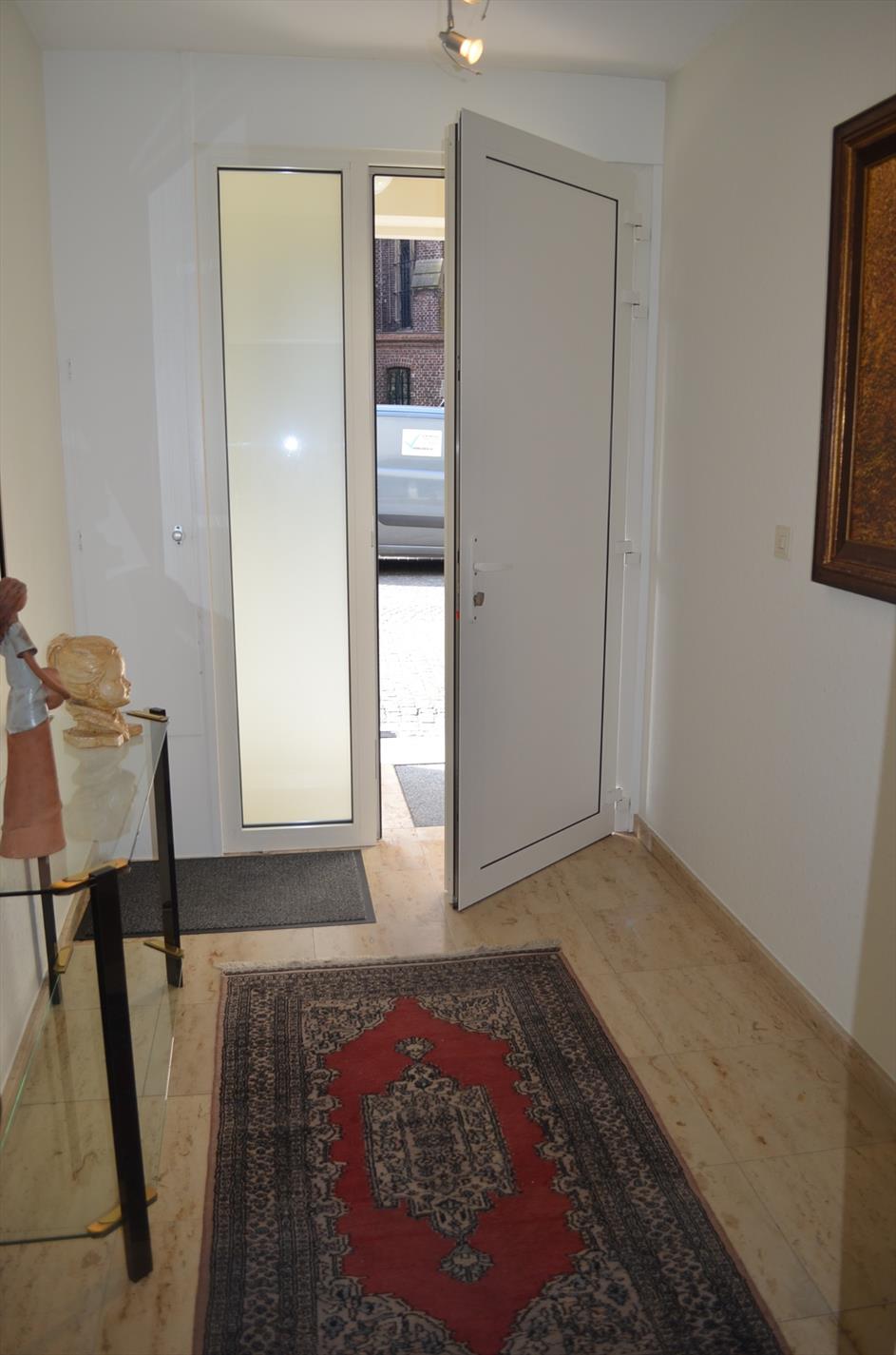 Ruime stijlvolle bel-etage met praktijkruimte, 5 slaapkamers en tuin te centrum Eeklo 