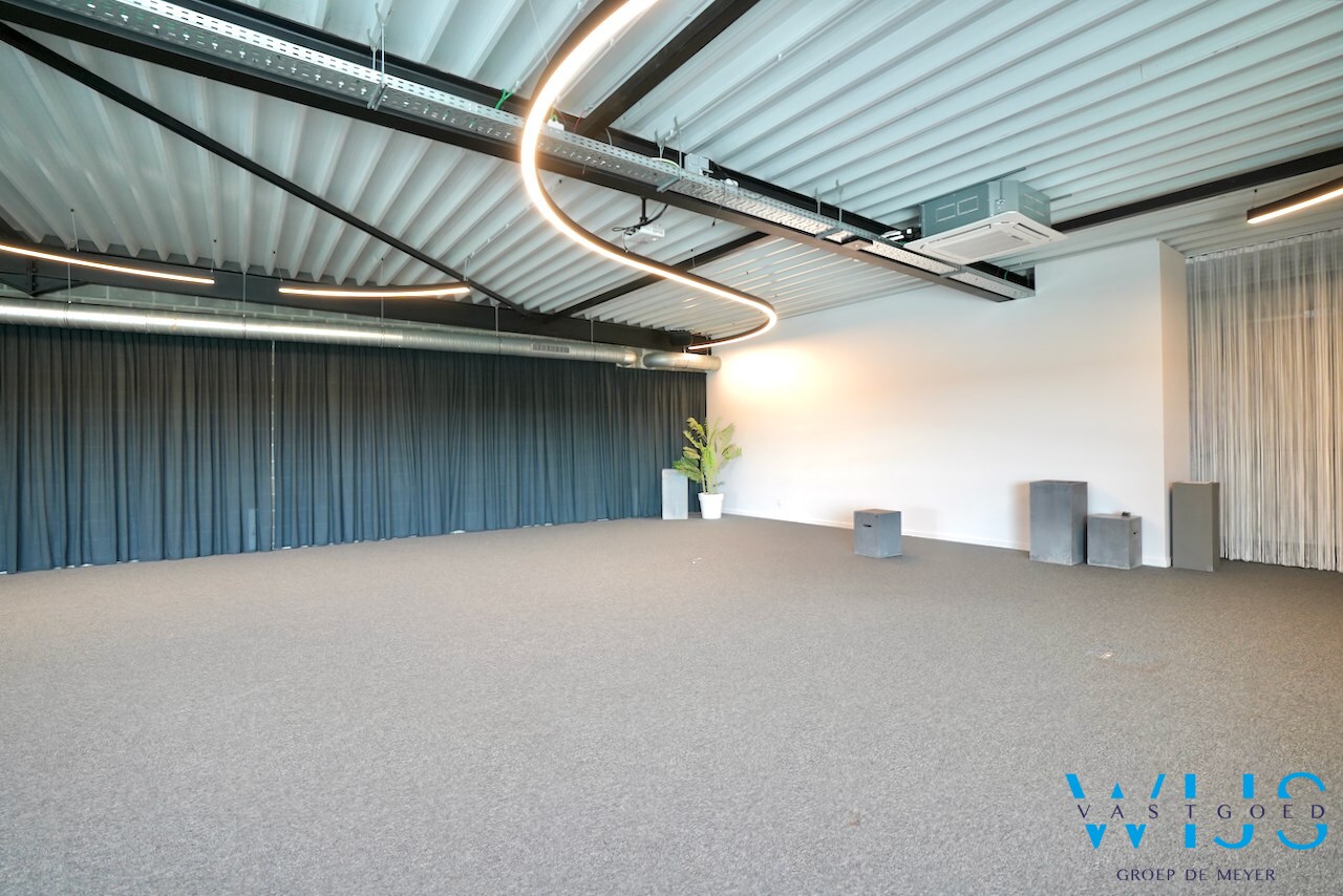 UNIEKE kantoorruimte (boven KLAAR) te Assenede ! 