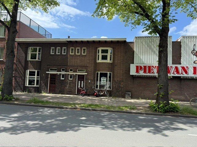 DIT BETREFT EEN WONING MET BIEDEN VANAF PRIJS  € 350.000 K.K. 