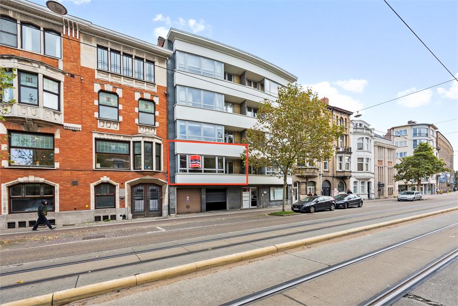 Eigentijds, volledig gerenoveerd appartement nabij Sint-Pietersstation 