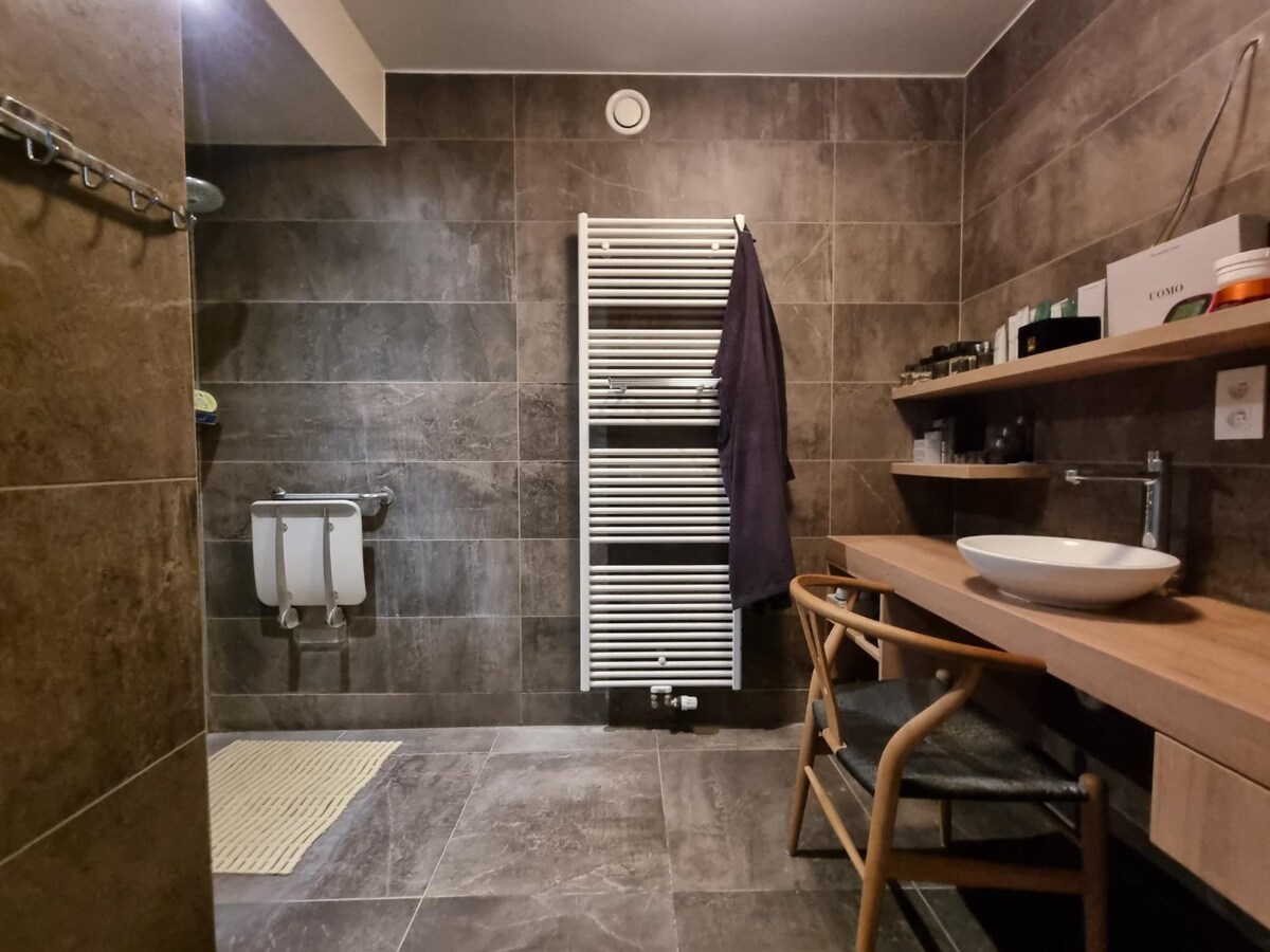 Uitzonderlijk ruim (117m² + 64m² terras!) appartement met drie slaapkamers 