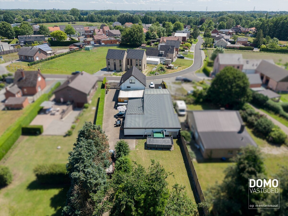 UNIEKE EIGENDOM MET WONING, 2 APPARTEMENTEN EN MAGAZIJNEN OP 13A88CA 