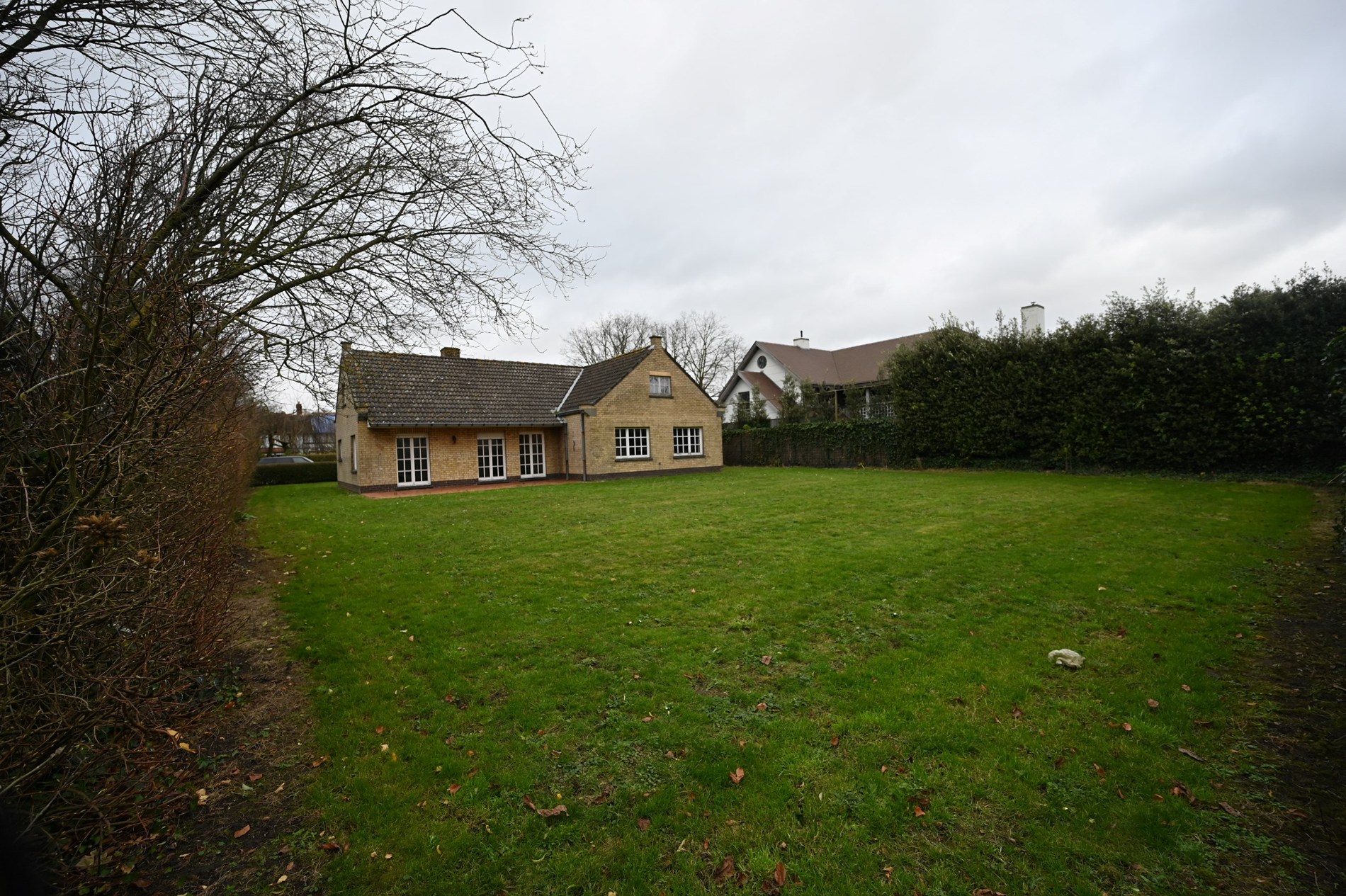 Villa paisiblement située sur un magnifique terrain de 937 m² dans un quartier résidentiel proche des routes d'accès et à quelques minutes en voiture du centre de Knokke et du Zoute. 