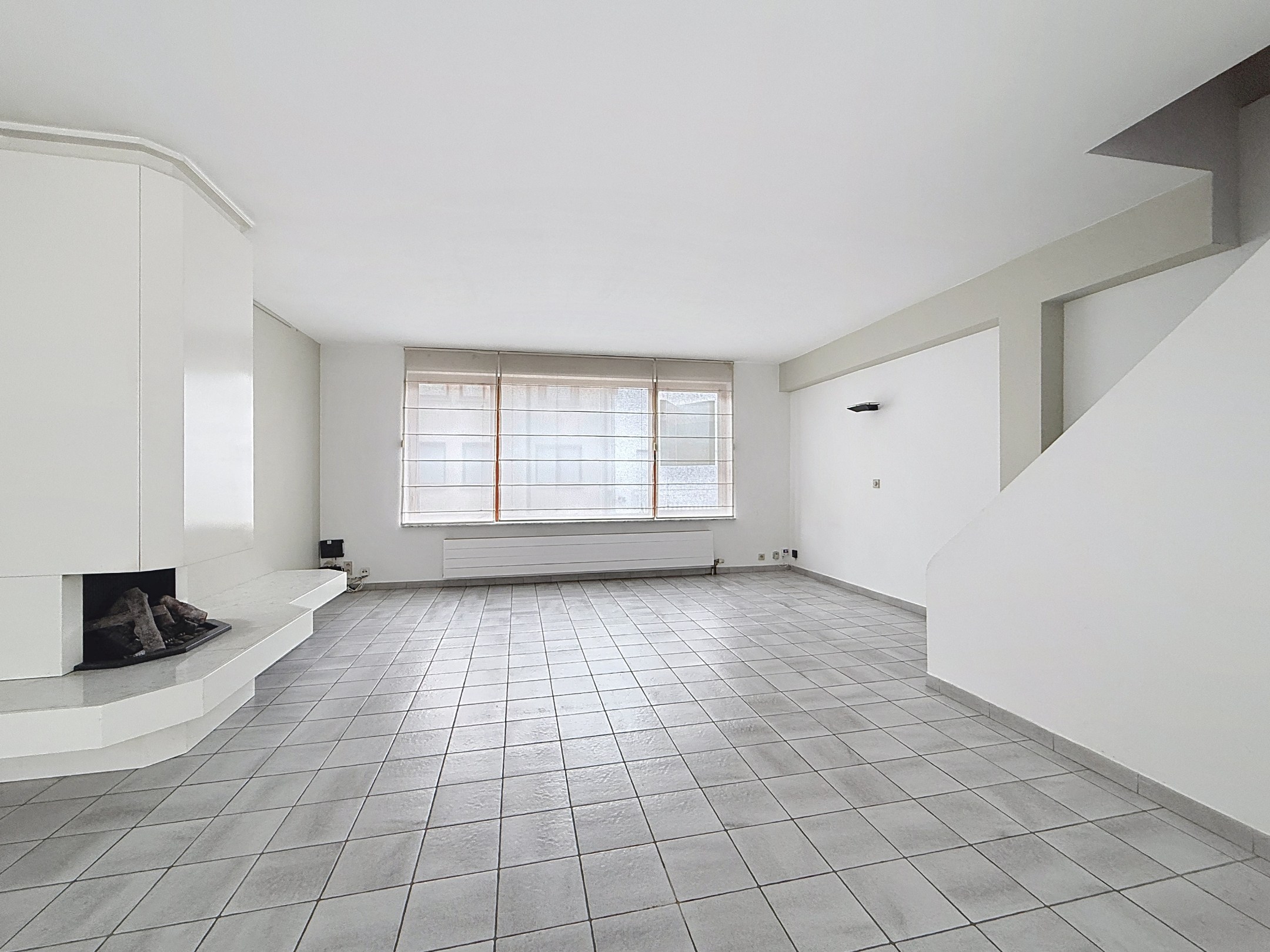 Maison de ville située au centre de la vieille ville de Knokke, à proximité des supermarchés, de l'école, du complexe sportif et à quelques mètres de l'avenue Lippens et des transports en commun. 