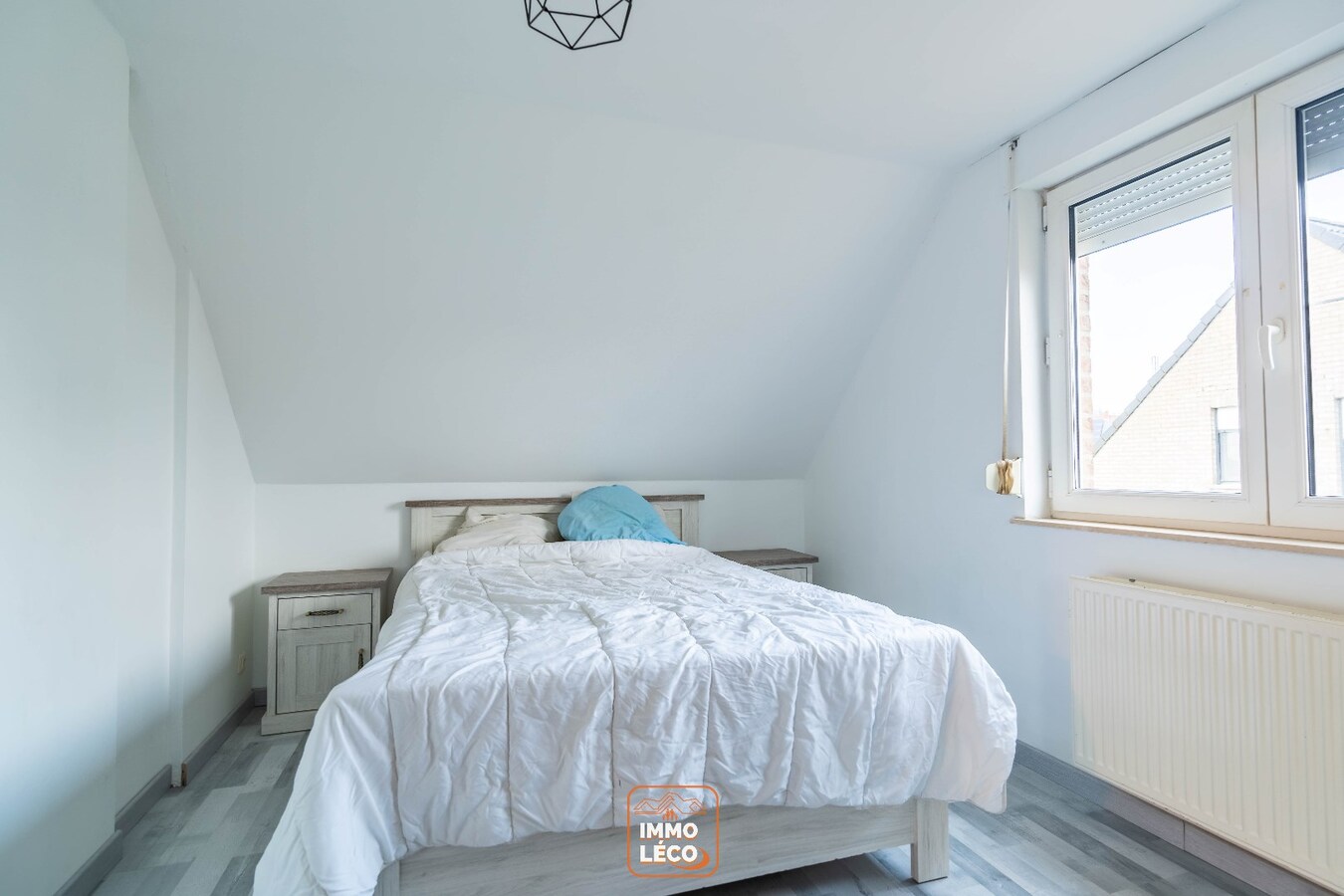 Villa érigée sur une parcelle de +/- 800m2 idéalement située, dans le fond d’un clos  résidentiel, au calme 