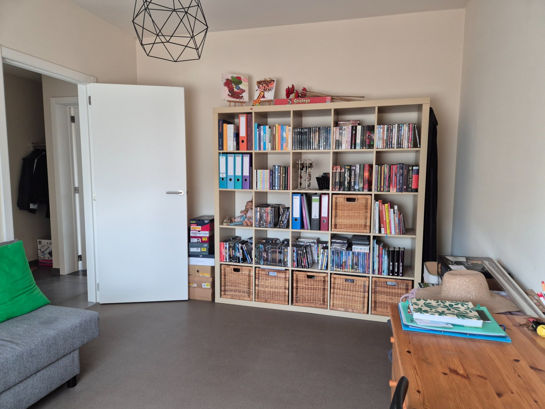 Appartement op eerste verdieping met groot terras. 