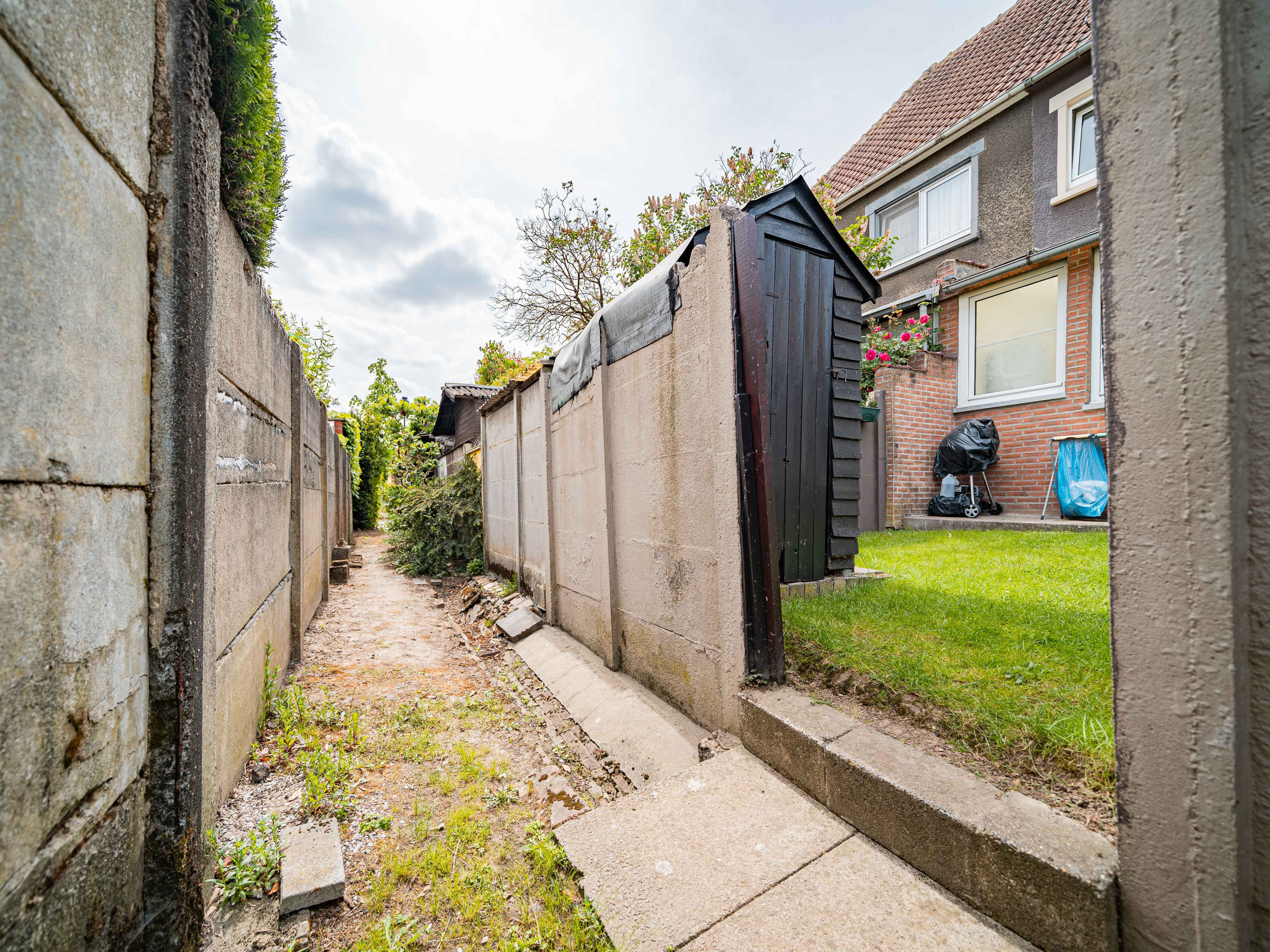 Uitzonderlijk goed onderhouden instapklare woning met 3 slaapkamers en tuin 