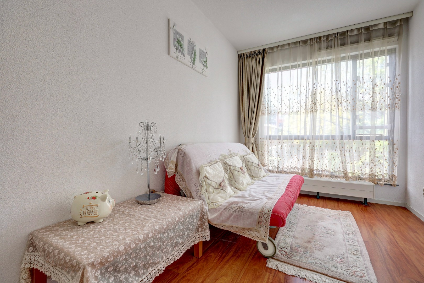 Goed onderhouden 4-kamer eengezinswoning met 3 goede slaapkamers (optie tot creëren 4e slaapkamer), ruime badkamer, onderhoudsvriendelijke tuin en gelegen op eigen grond! 