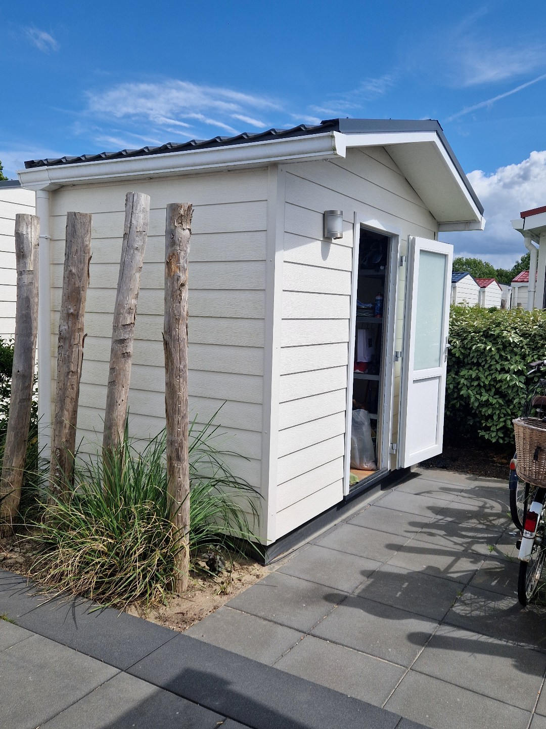 Ontsnap aan de dagelijkse drukte en geniet van een heerlijke vakantie in de te koop aangeboden sfeervolle chalet (nr. 244) op park Duinzicht te Koudekerke! 