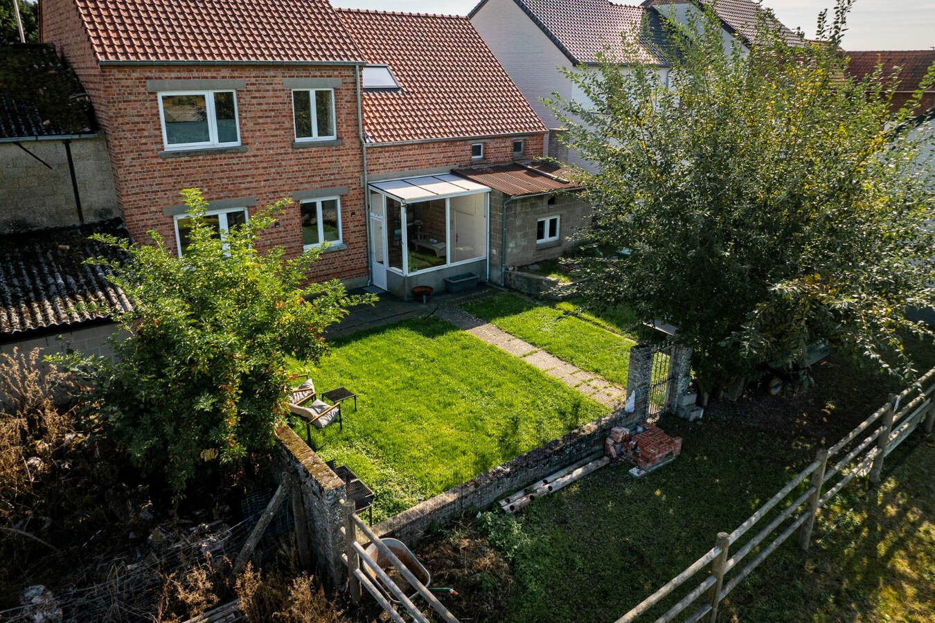 Renovated property with drained track and pasture on approximately 16 ares in Mielen-boven-Aalst. 