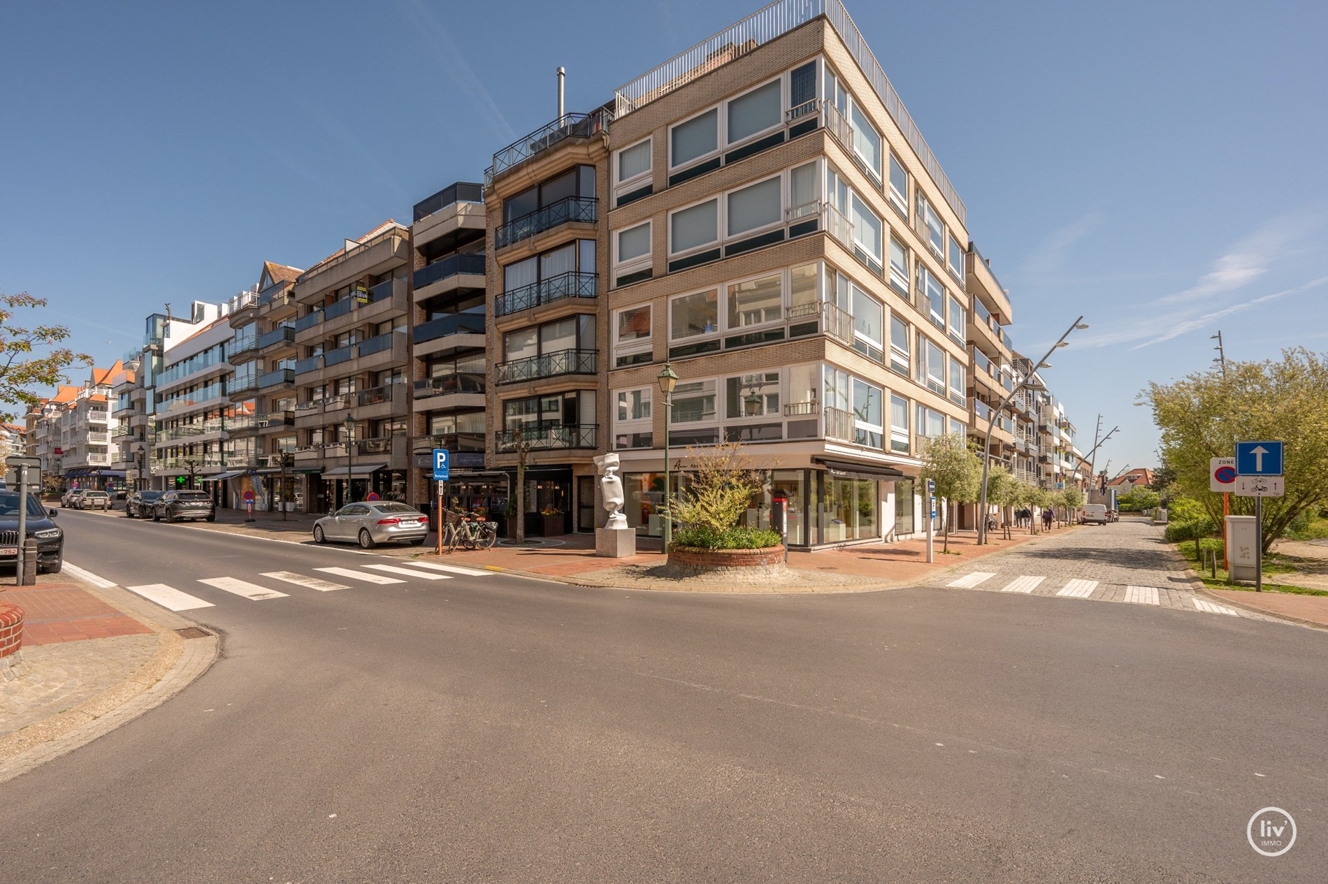 Projet de rénovation luxueux comprenant 3 chambres, situé sur l'avenue Dumortier (largeur de façade de 7 mètres). 