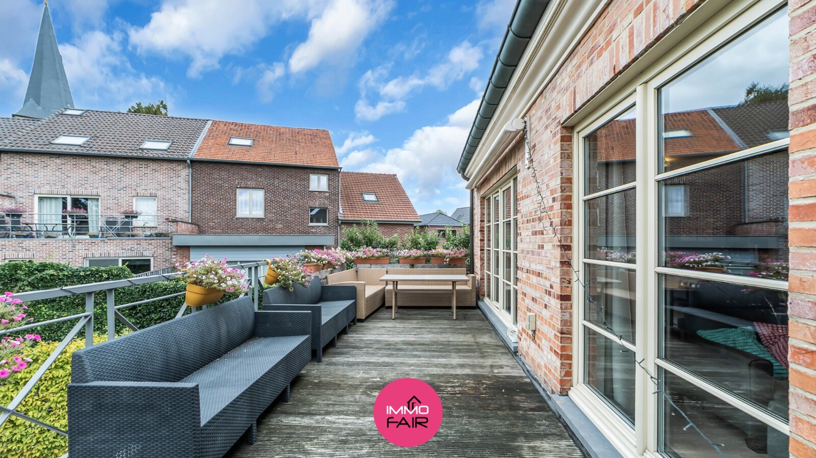 Ruim duplex appartement met privatief terras en garage in Hees 
