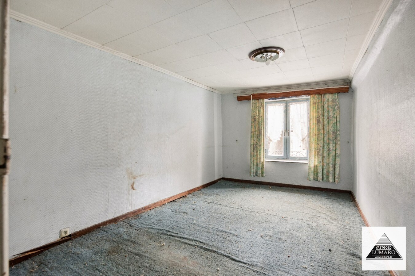 Te renoveren pand met woonst met pitoreske  voorgevel. "Önger de Poart". 