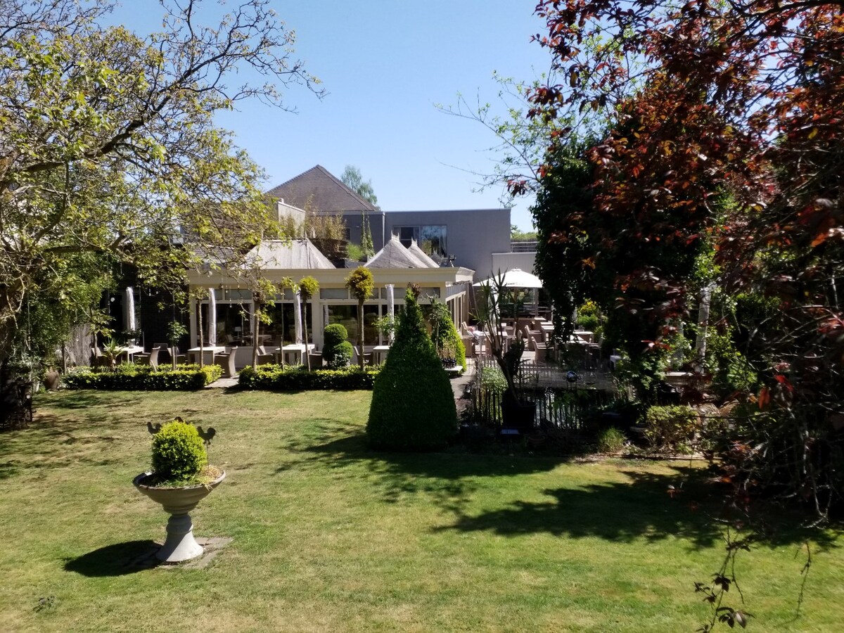 Prachtig restaurant met tuin en woonst op uitstekende ligging 