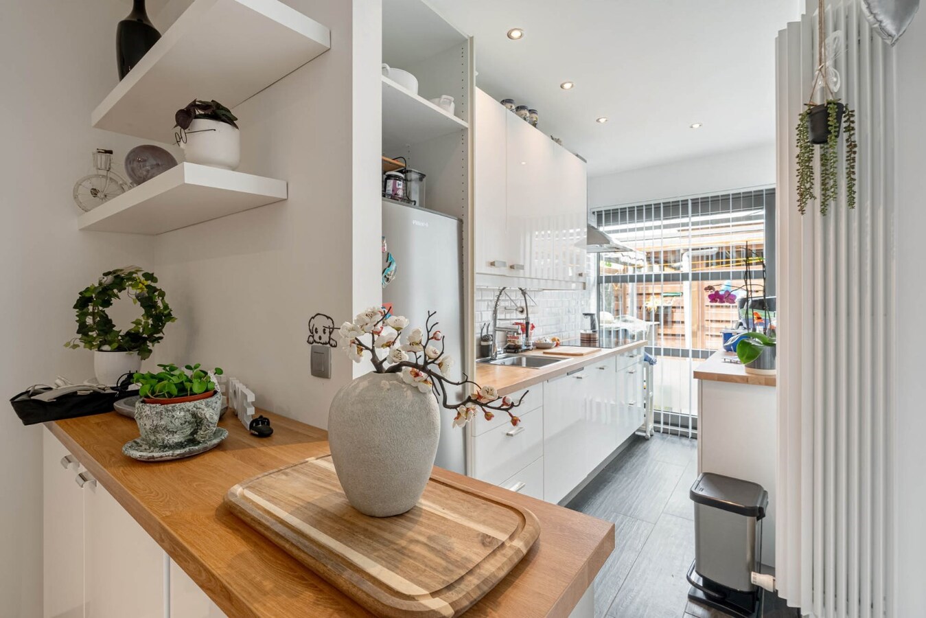 Gelijkvloers INVESTERINGSAPPARTEMENT vlakbij centrum met fraai terras en autostandplaats. 