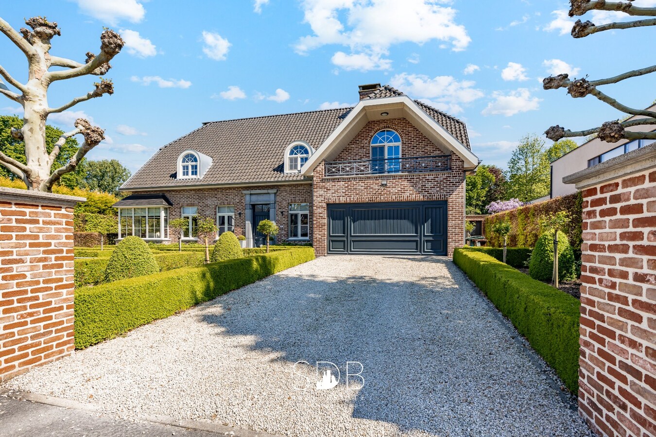 Prachtige stijlvolle woning met bijgebouwen, buitenpiste en graslanden 