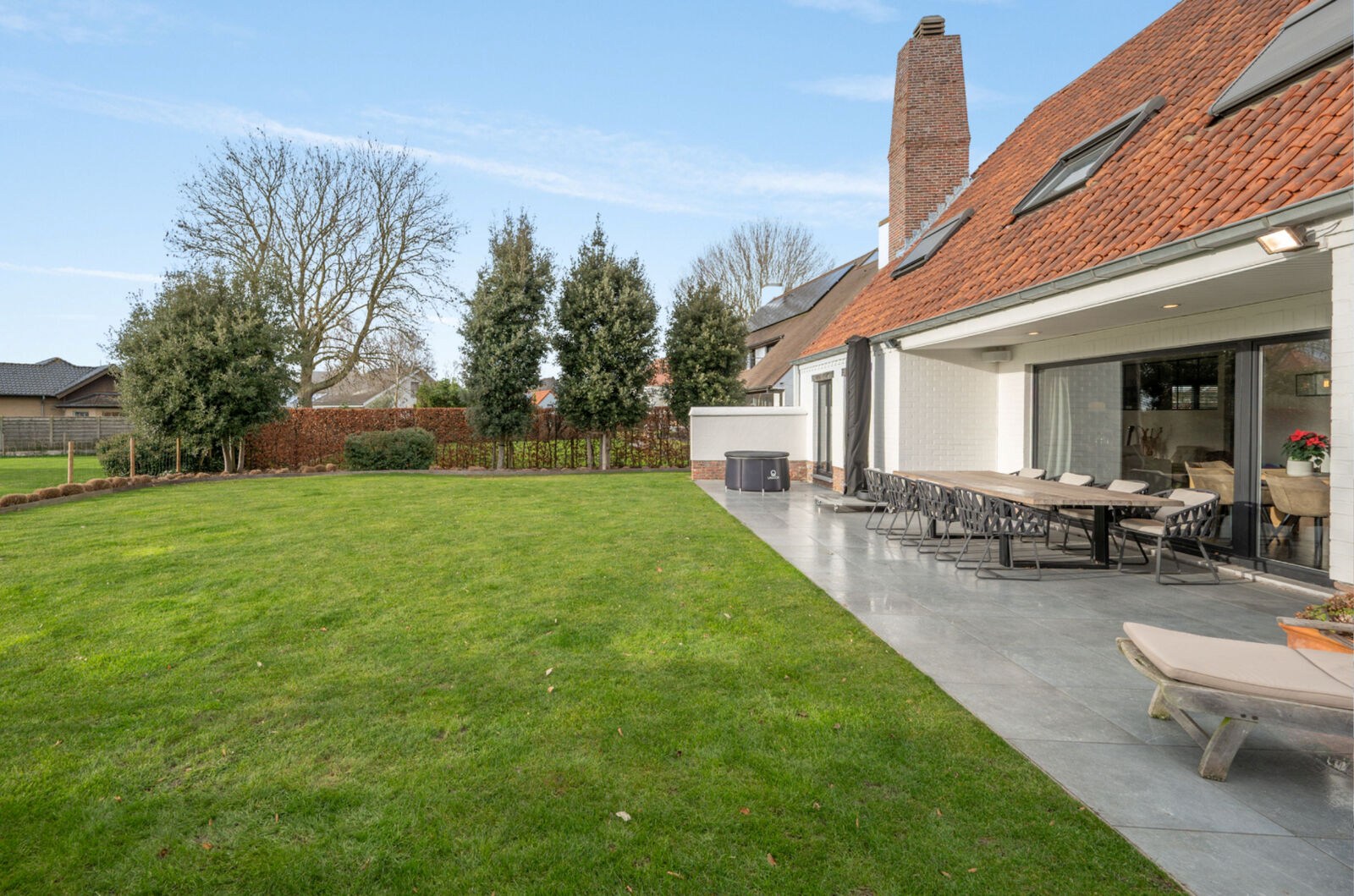 Prachtig gerenoveerde alleenstaande villa geniet van een uitstekende centrale ligging, op slechts enkele minuten van het centrum van Knokke. 