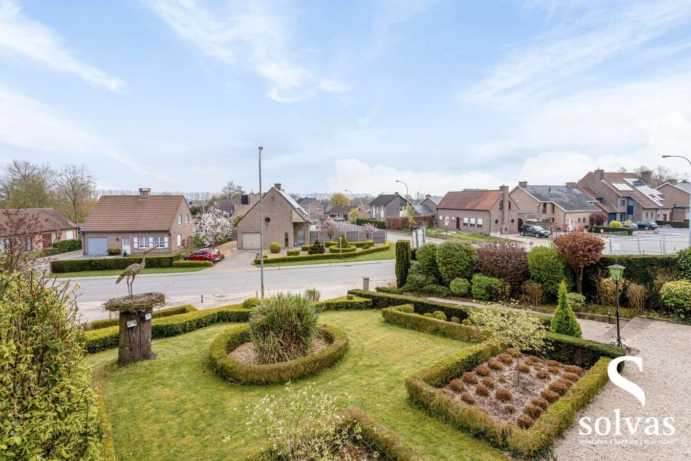 Exclusieve villa met karakter op riant perceel in hartje Zomergem 