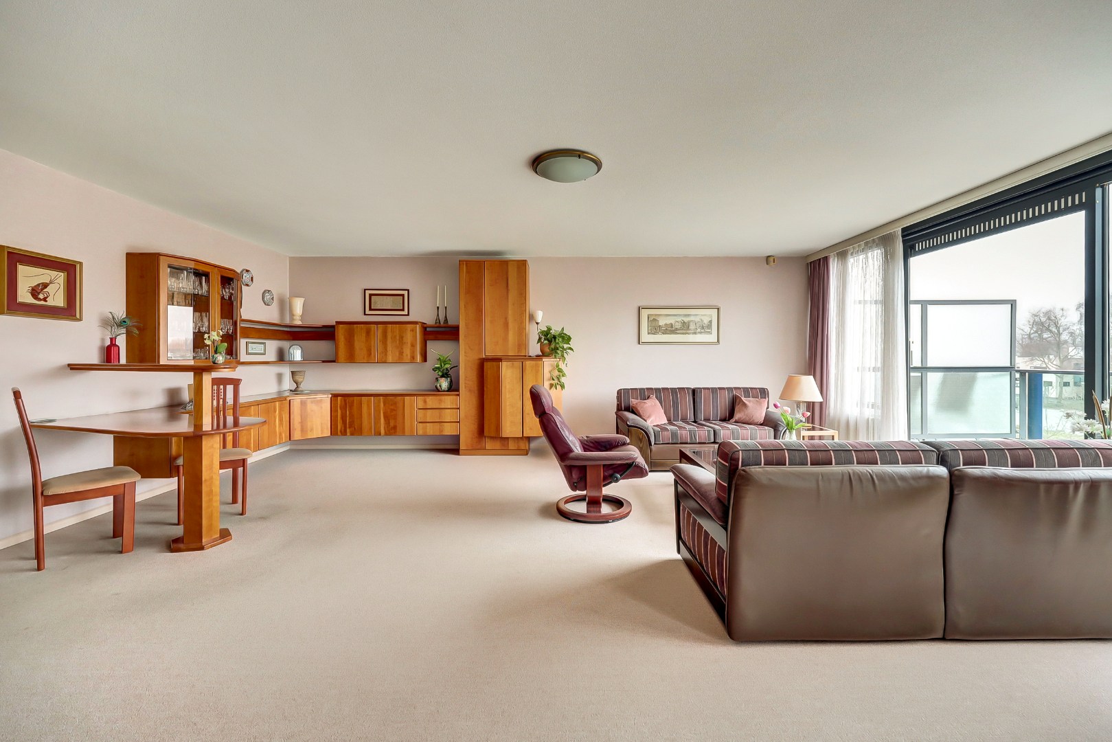 Licht en royaal 3-kamerappartement op de 2e etage met riant balkon en een garagebox in de onderbouw. 