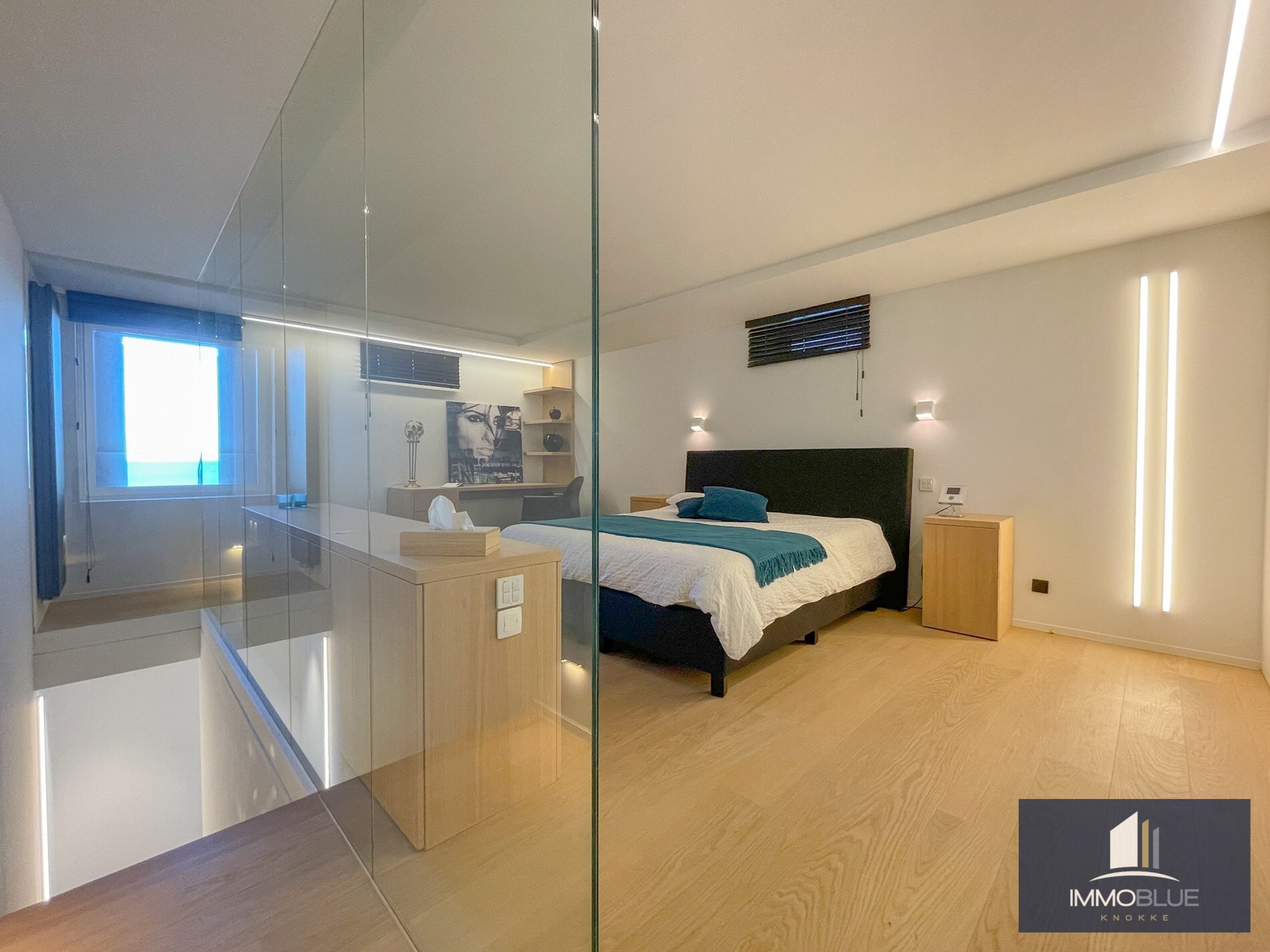 Uitzonderlijk, luxueus afgewerkt hoekappartement met frontaal zeezicht. 