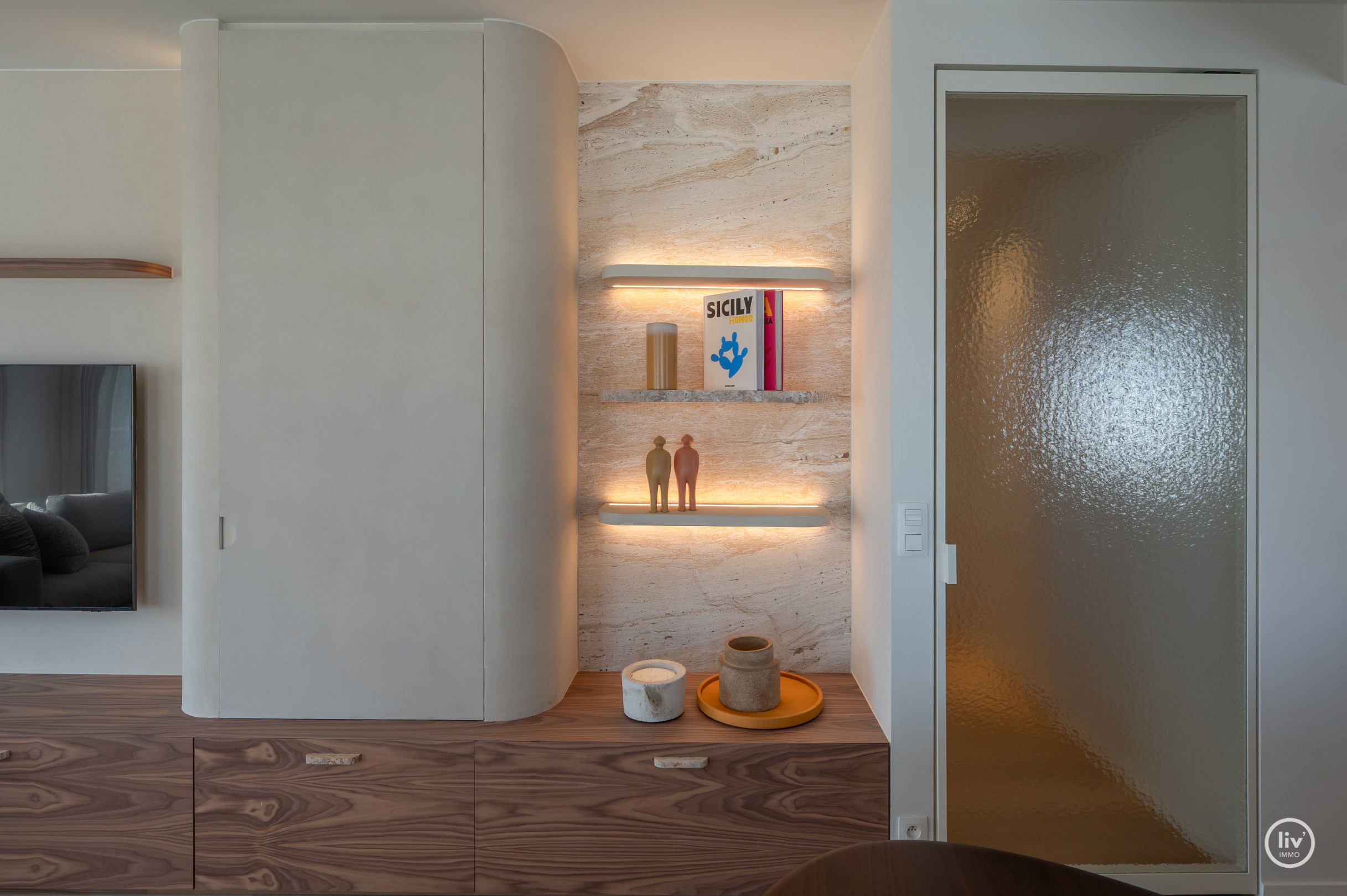 Zeer luxueus gerenoveerd 4 slaapkamer hoekappartement ideaal gelegen te Duinbergen genietend van zeezicht. 