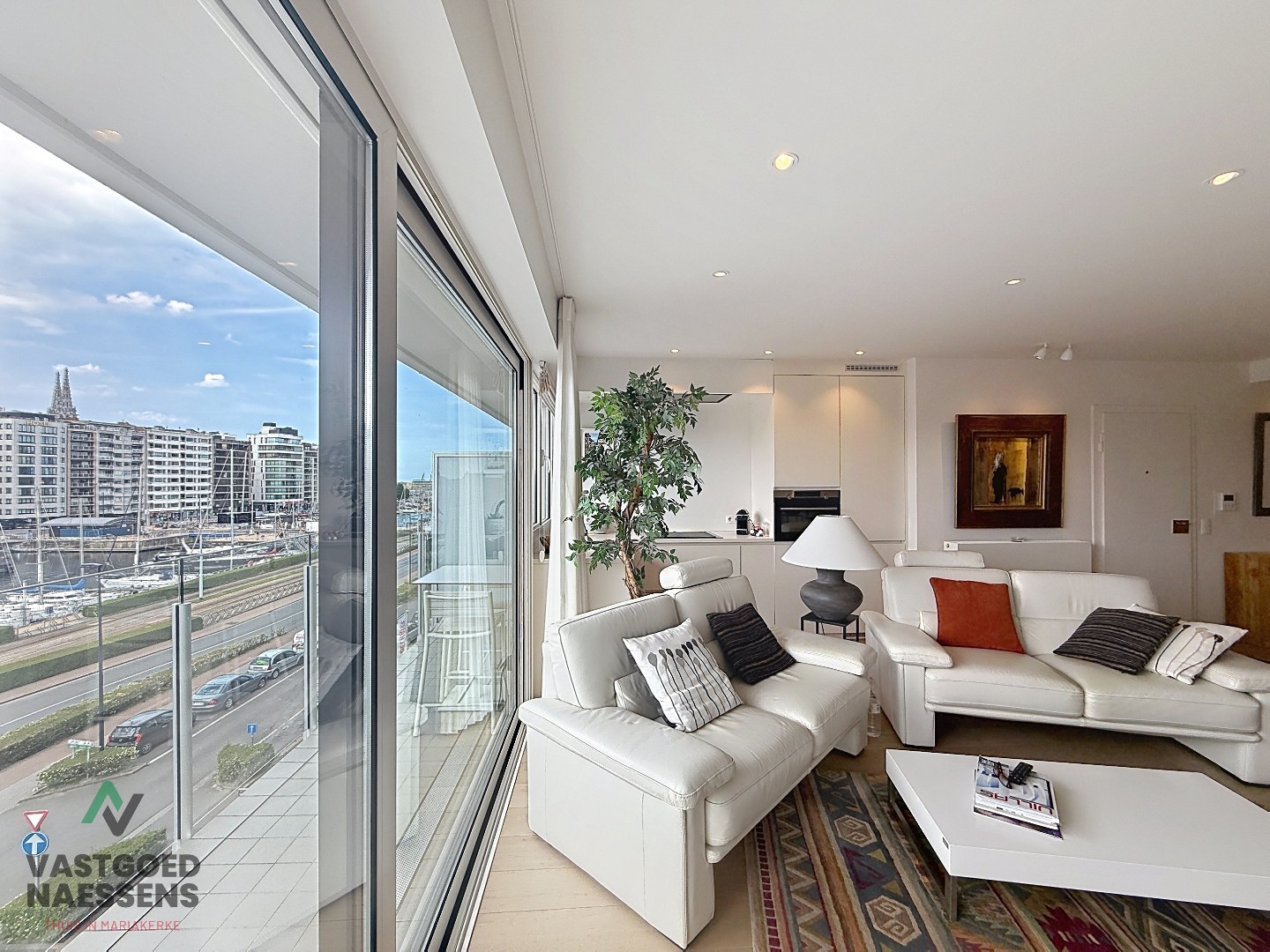 Magnifique appartement rénové de 2 chambres avec terrasse et vue sur le port. 