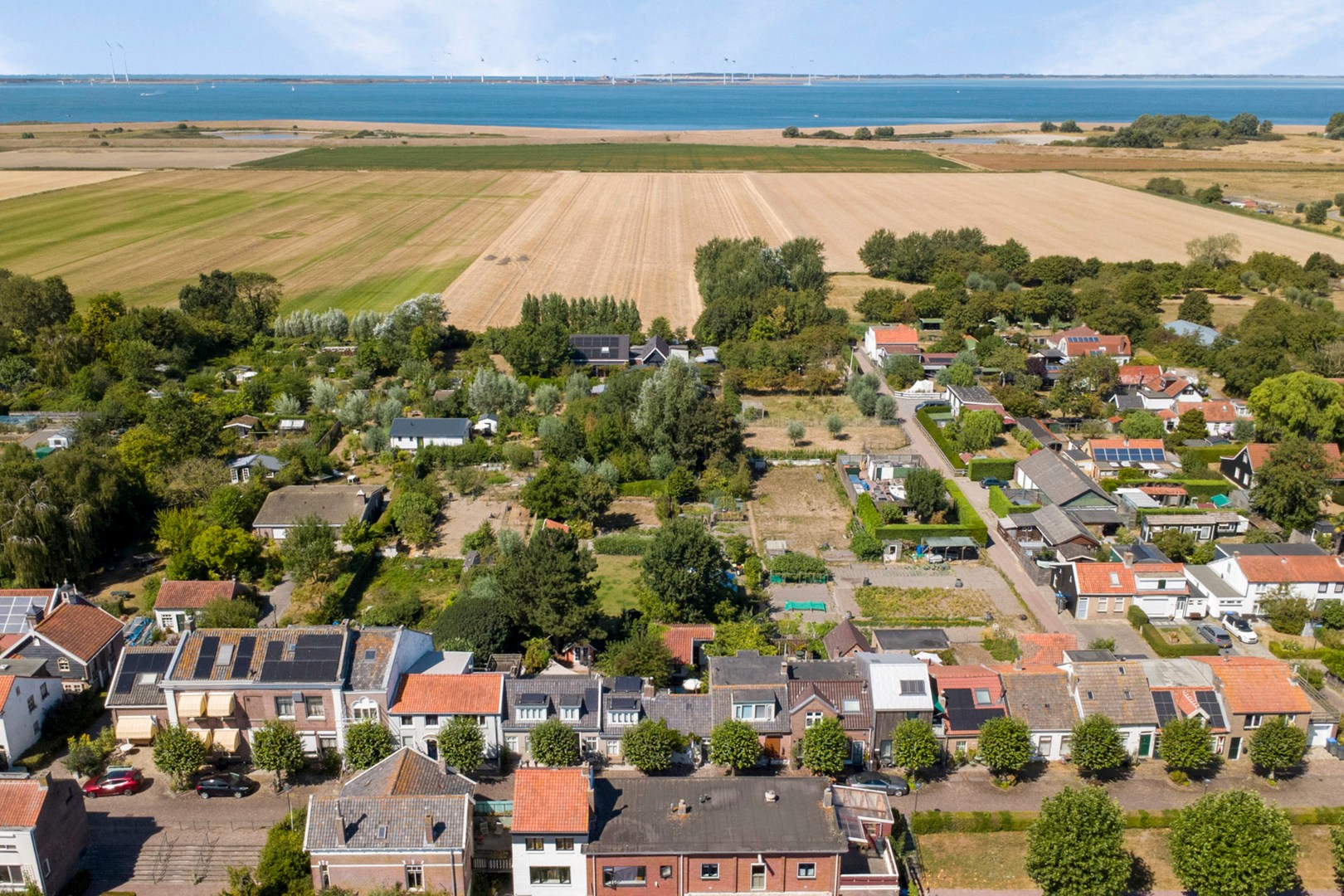 Sfeervol gerenoveerde dijkwoning met riante schuur. 