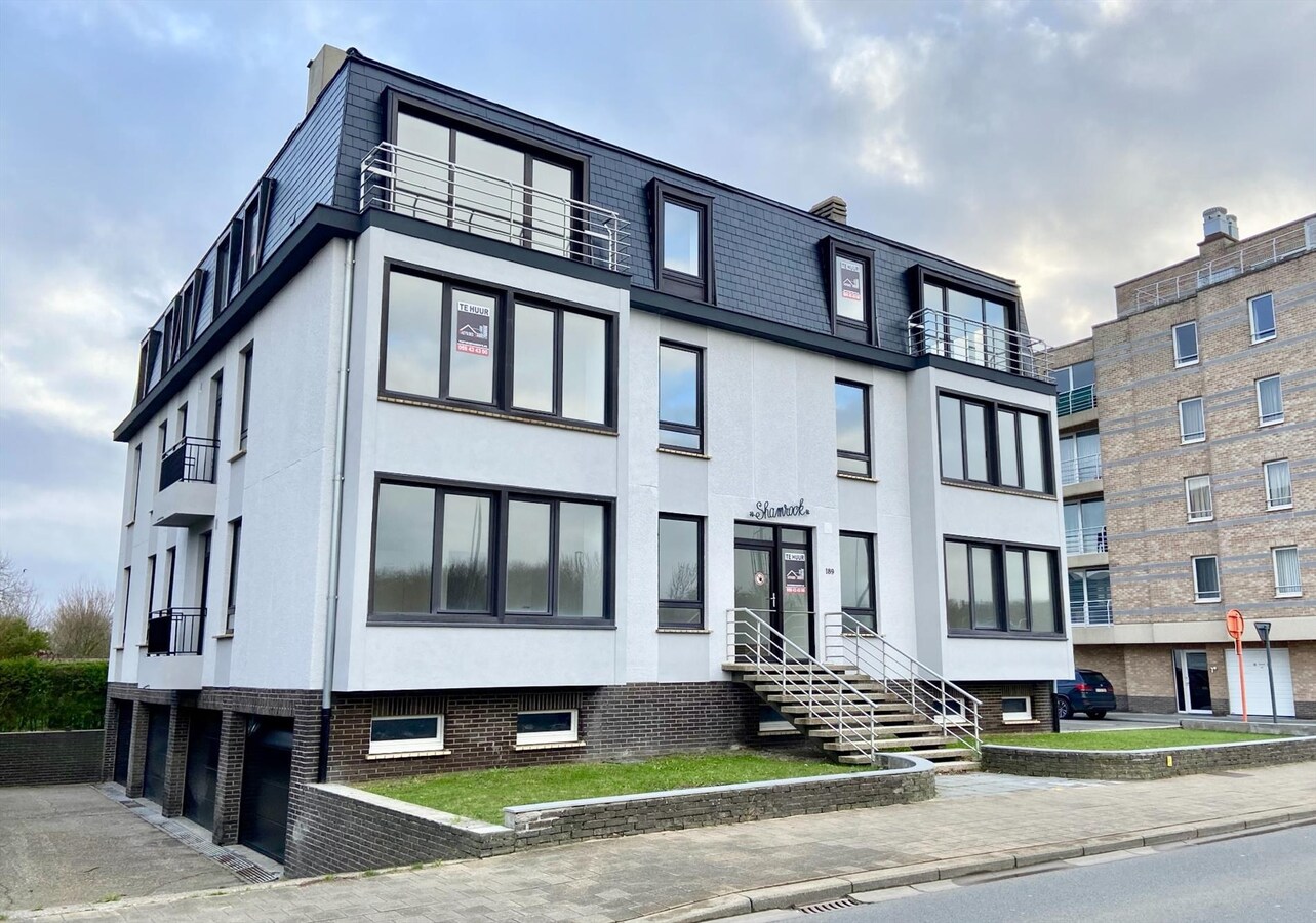 MAGNIFIEK GERENOVEERD APPARTEMENT MET GARAGE OP ZUCHT VAN ZEE 